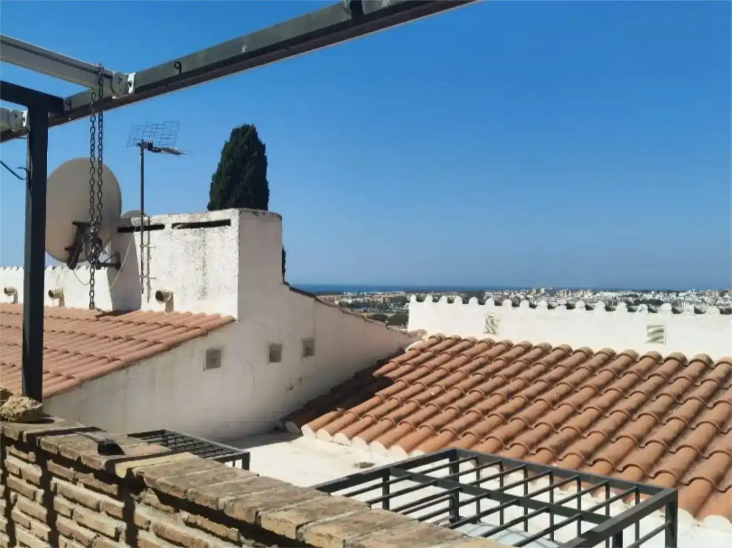 Vista exterior de Casa o xalet en venda en Marbella amb Aire condicionat