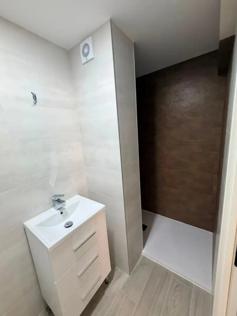 Baño de Piso en venta en Barakaldo  con Horno y Lavadora