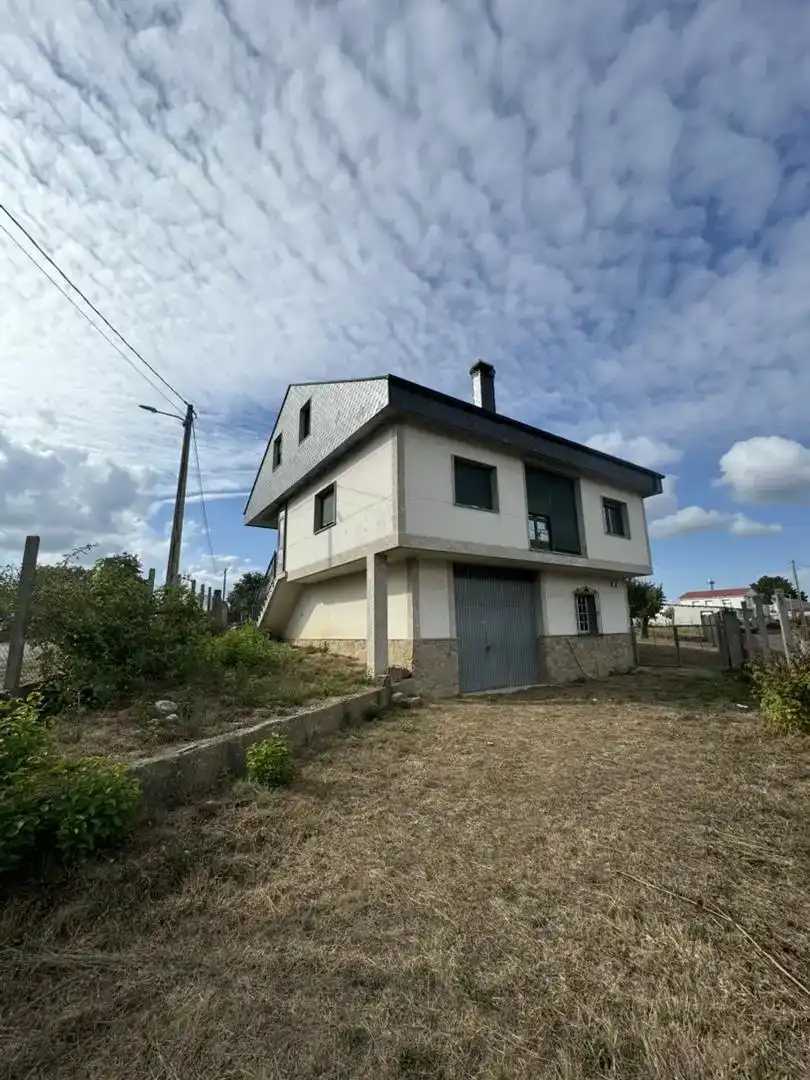 Vista exterior de Casa o xalet en venda en Castro Caldelas amb Jardí privat, Traster i Moblat