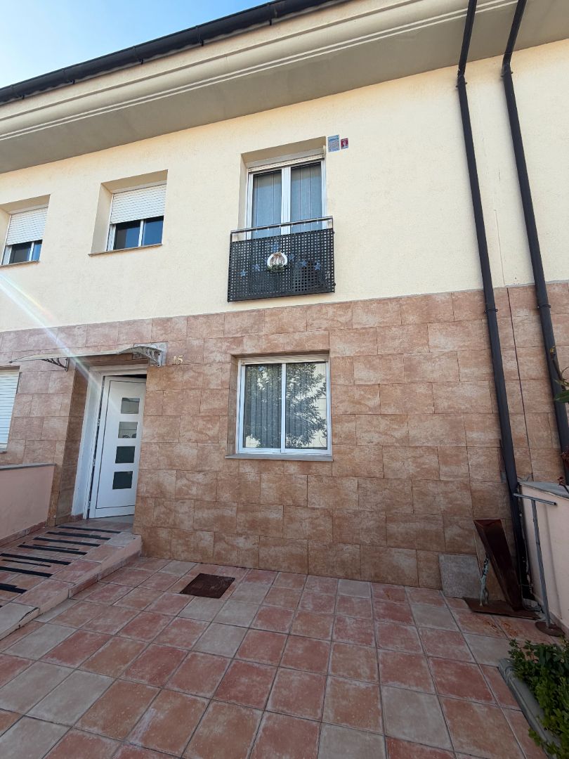 Casa adosada en venda a Carrer Vint-i-Sis