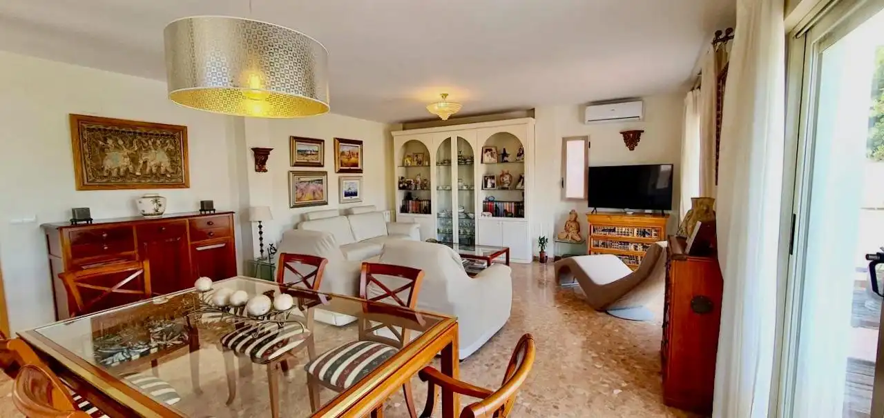 Sala d'estar de Casa o xalet en venda en L'Alfàs del Pi amb Aire condicionat, Jardí privat i Terrassa