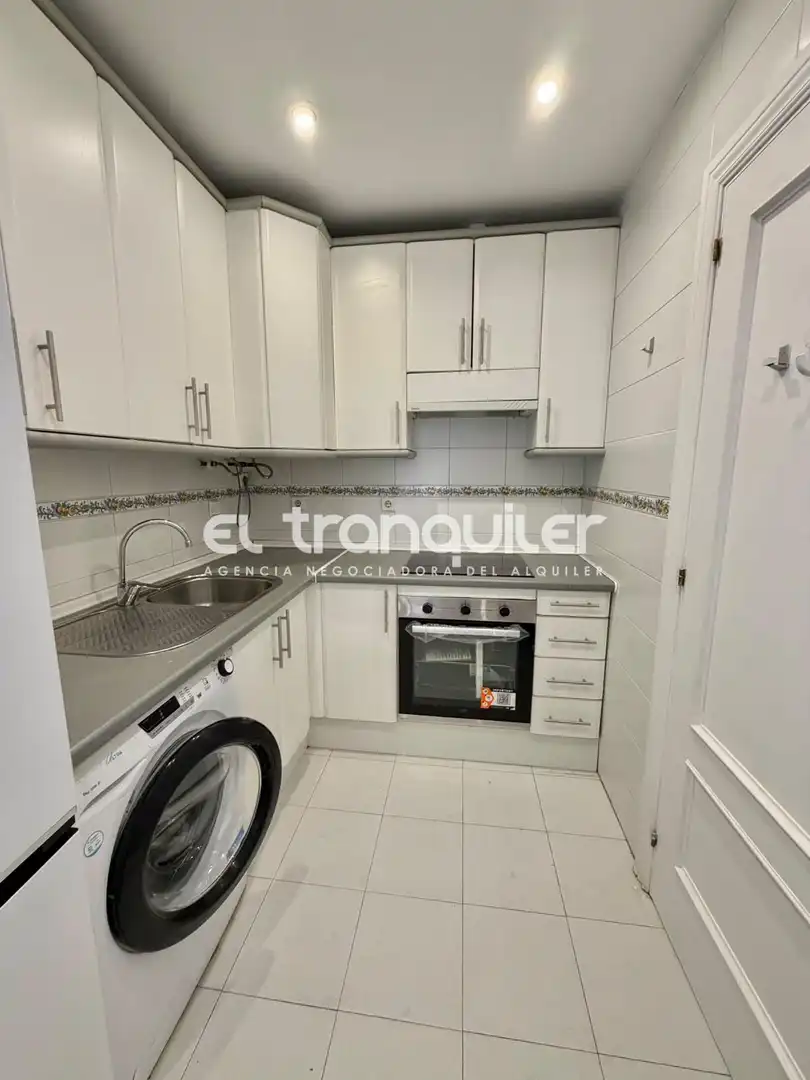 Kitchen of Flat for rent in Madrid  with Air Conditioner and Washing machine