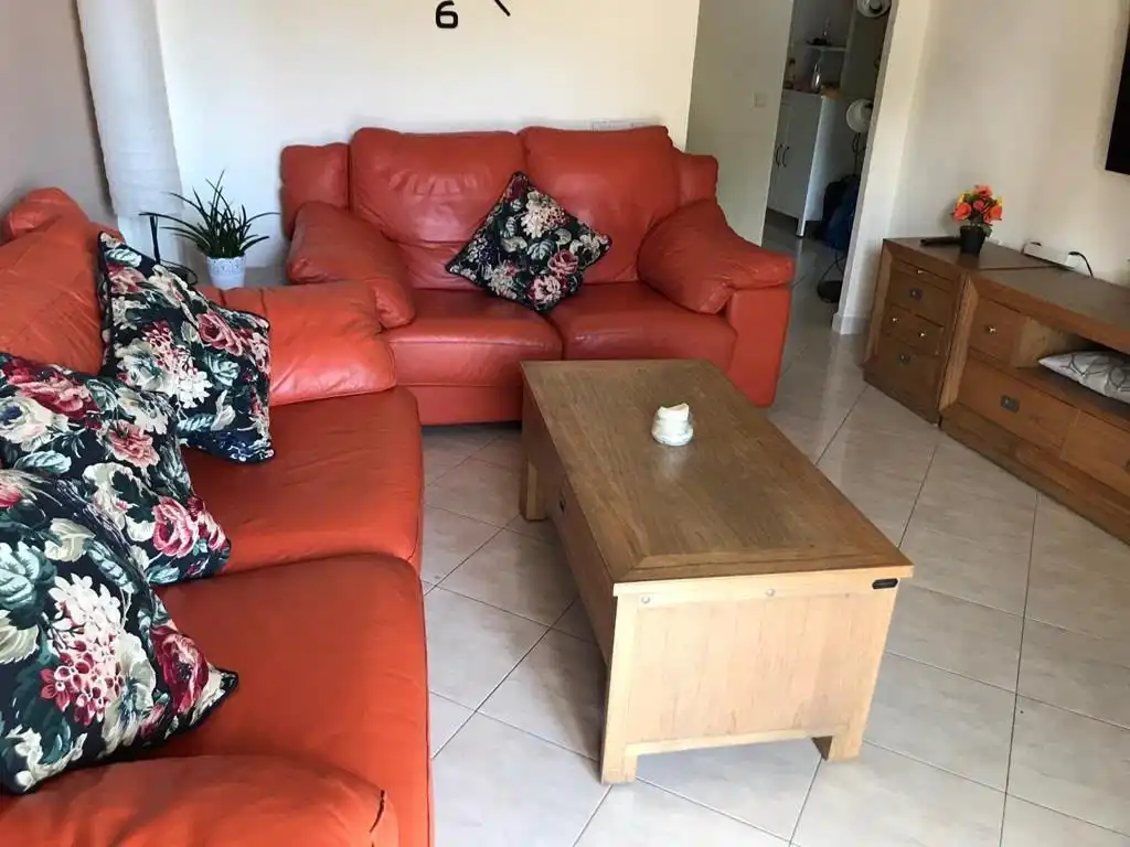 Sala d'estar de Apartament de lloguer en Benalmádena amb Aire condicionat i Moblat