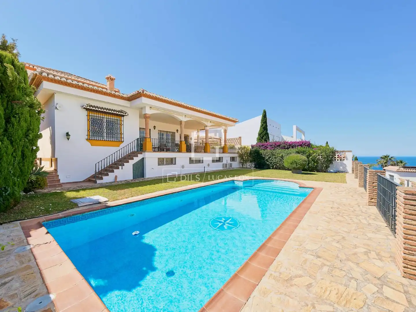 Vista exterior de Casa o xalet en venda en Almuñécar amb Aire condicionat, Calefacció i Jardí privat