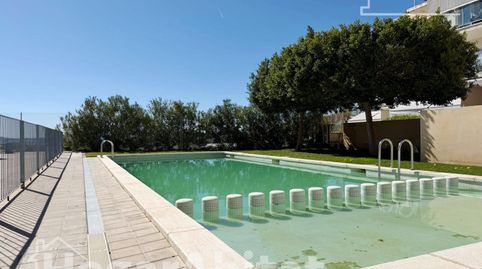 SEMINUEVO CON PISCINA, GARAJE  Y DOS TERRAZAS CERCA DEL METRO
