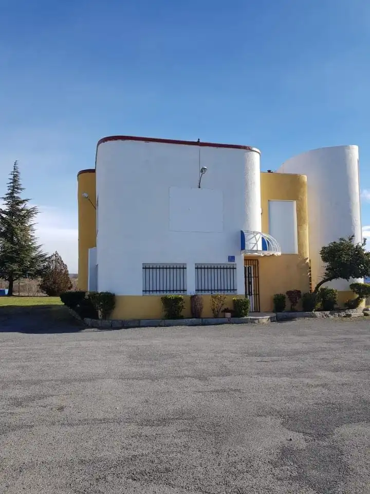 Vista exterior de Local en venda en Garrafe de Torío amb Terrassa