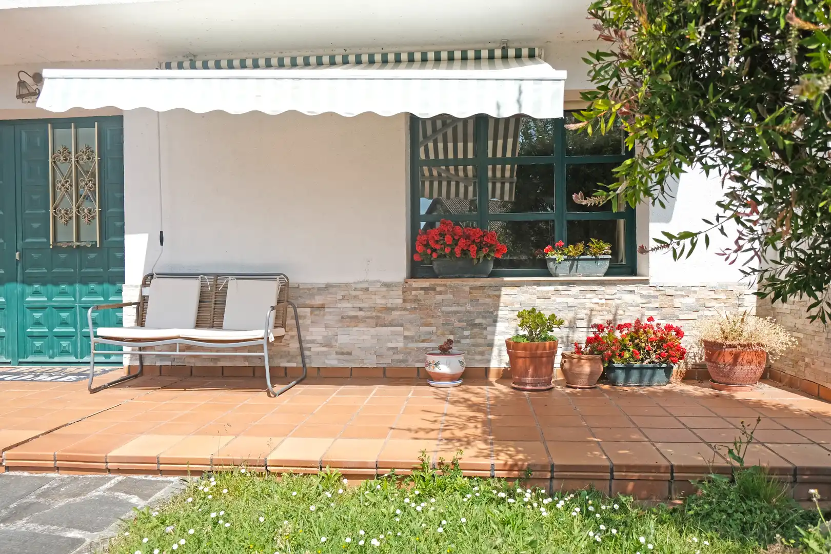 Terrasse von Einfamilien-Reihenhaus zum Verkauf in Argoños  mit Privatgarten, Möbliert und Balkon