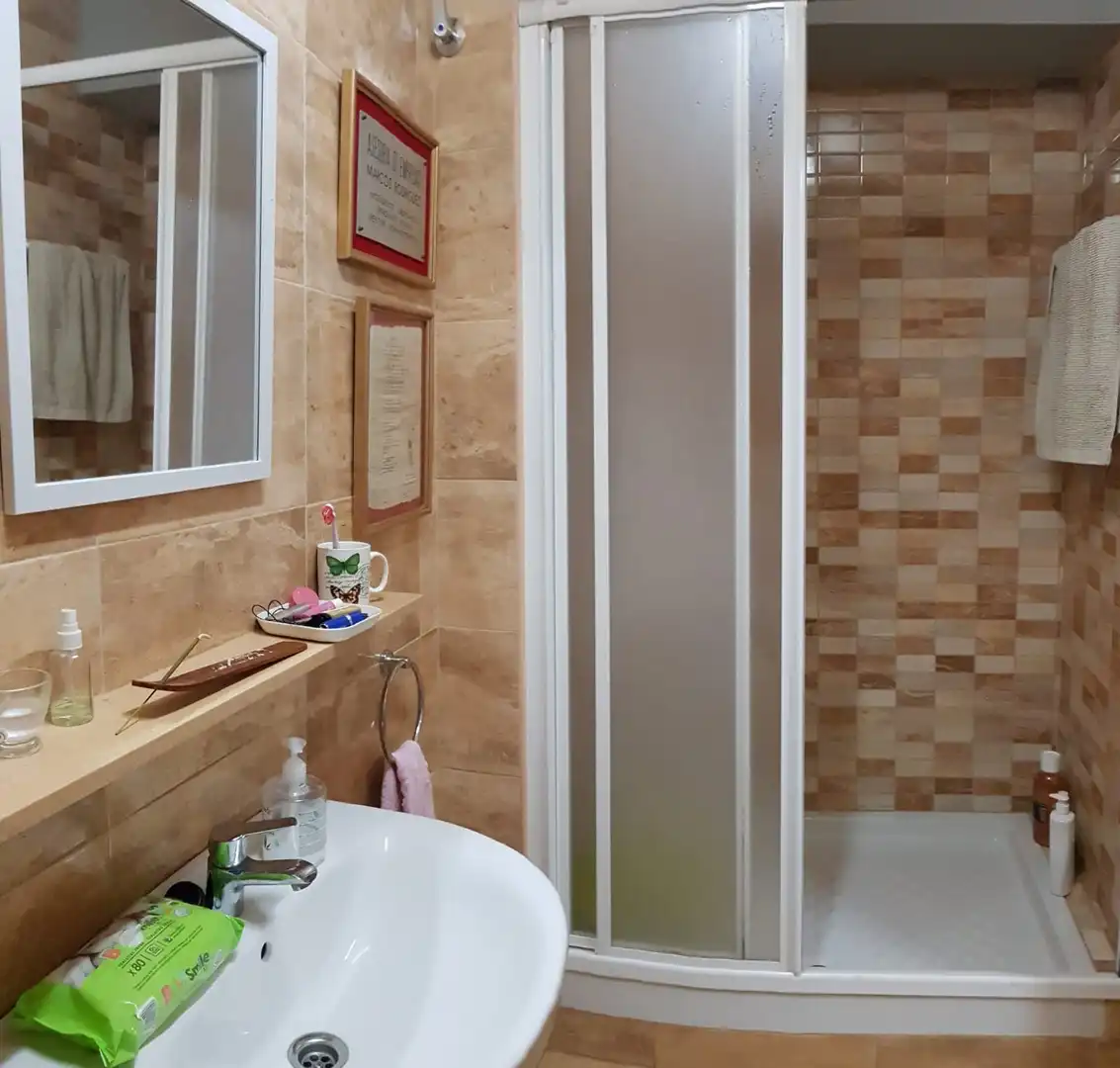 Badezimmer von Einfamilien-Reihenhaus zum Verkauf in Cardedeu mit Privatgarten und Terrasse