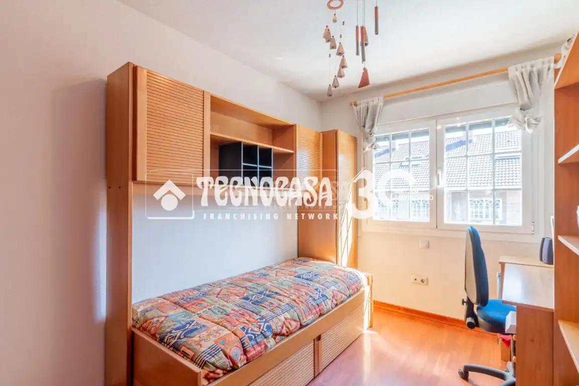 Habitación de Casa adosada en venta en Madrid con Parquet