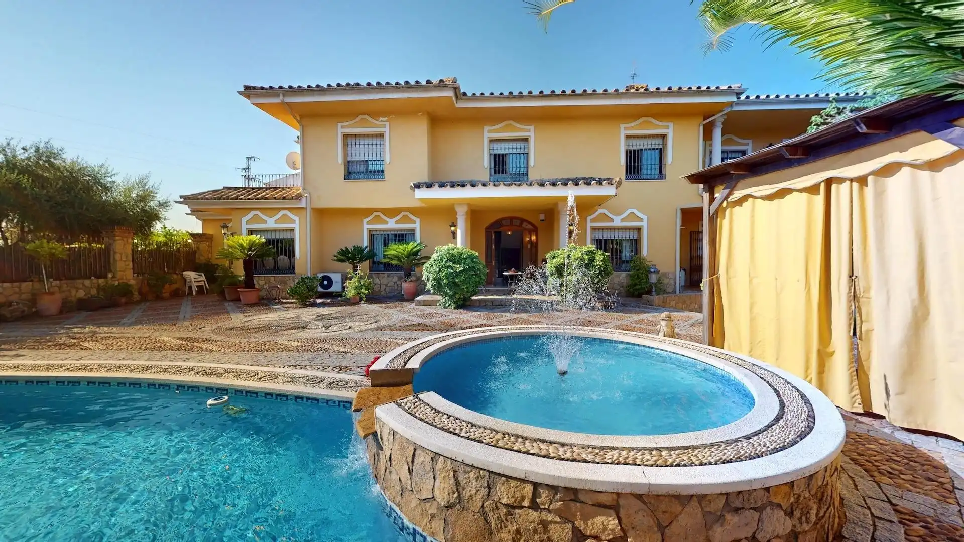 Piscina de Casa o xalet en venda en Córdoba amb Aire condicionat, Calefacció i Jardí privat