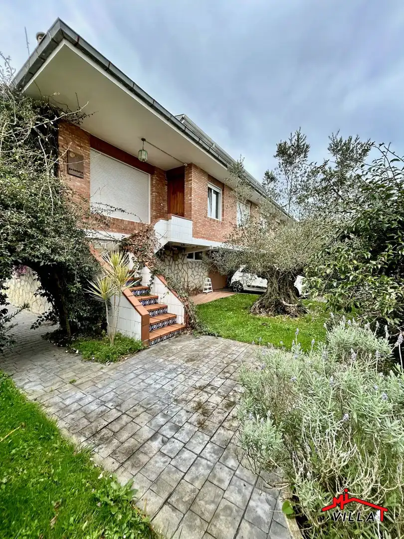 Außenansicht von Haus oder Chalet zum Verkauf in Laredo mit Heizung und Terrasse