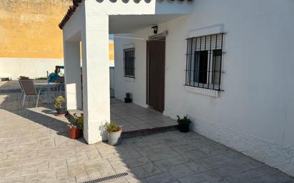 Vista exterior de Casa o xalet en venda en El Burgo de Ebro amb Jardí privat, Traster i Piscina