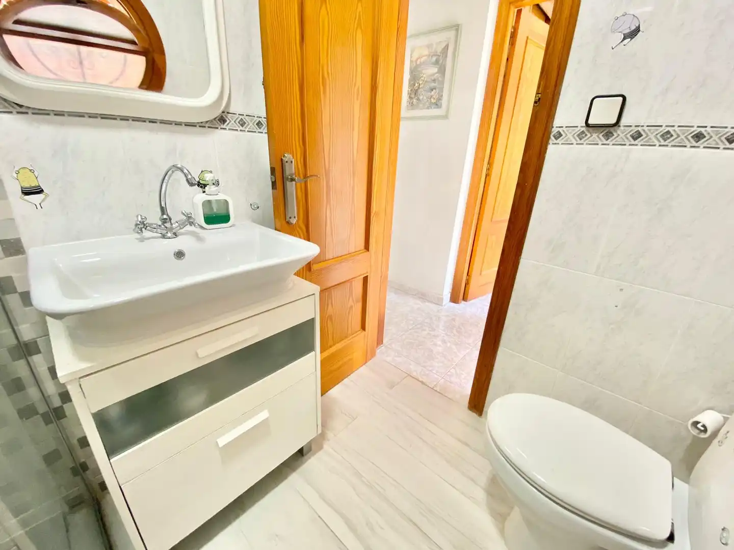 Baño de Casa o chalet de alquiler en Torrevieja con Aire acondicionado, Calefacción y Jardín privado