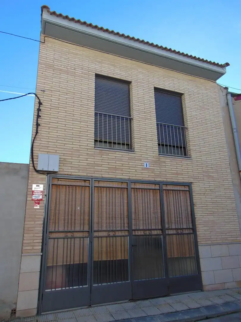 Vista exterior de Casa o chalet en venta en Tauste con Aire acondicionado, Terraza y Balcón