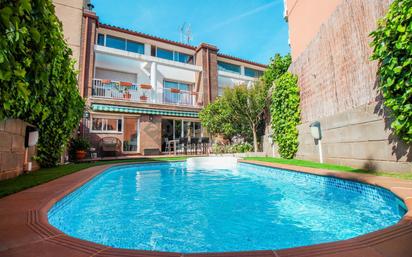 Piscina de Casa adosada en venda en Vilanova i la Geltrú amb Aire condicionat, Terrassa i Piscina