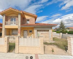 Vista exterior de Casa o xalet en venda en Medina de Pomar amb Jardí privat, Parquet i Terrassa