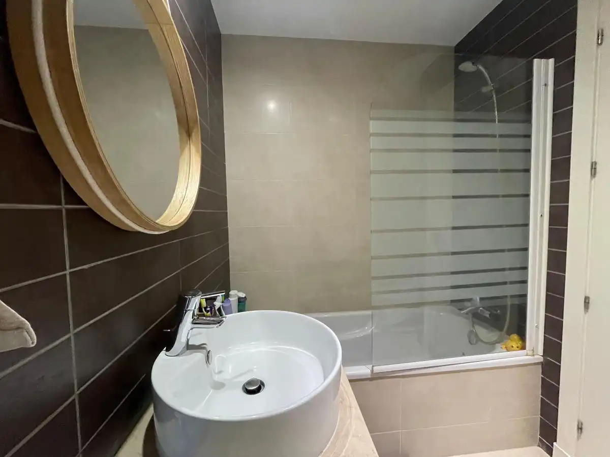 Bany de Dúplex en venda en Estepona amb Aire condicionat, Jardí privat i Terrassa