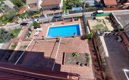 Piscina de Casa o xalet en venda en Rubí