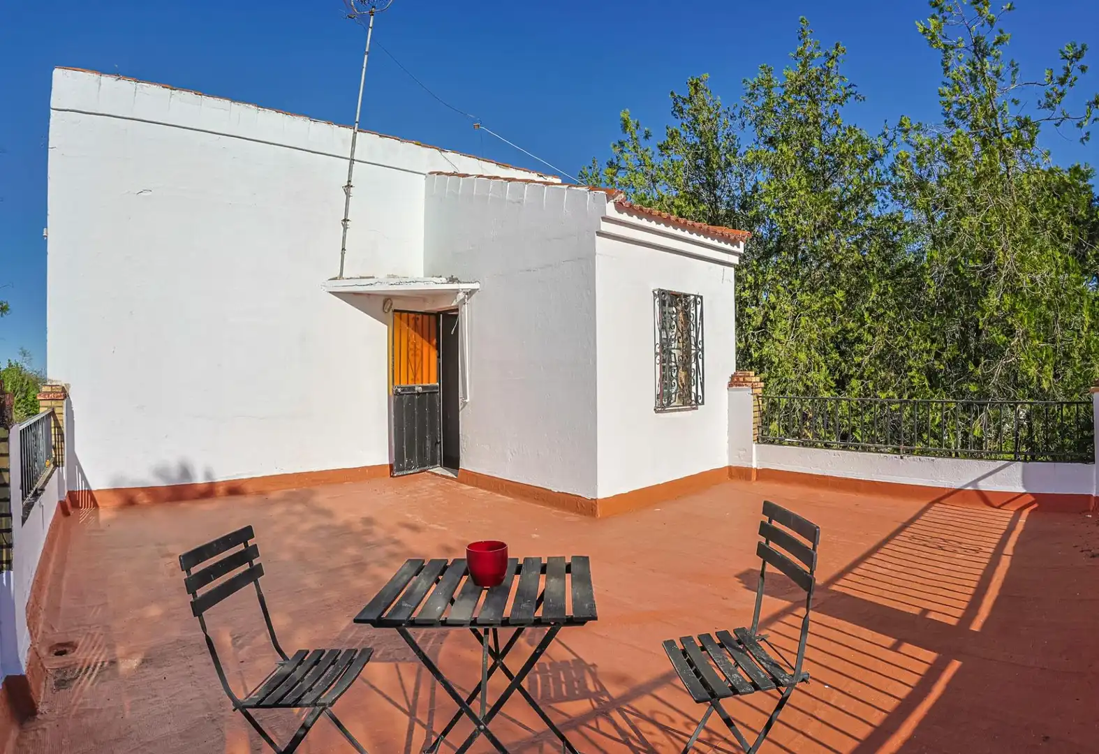 Terrassa de Casa o xalet en venda en Sanlúcar la Mayor amb Aire condicionat i Piscina