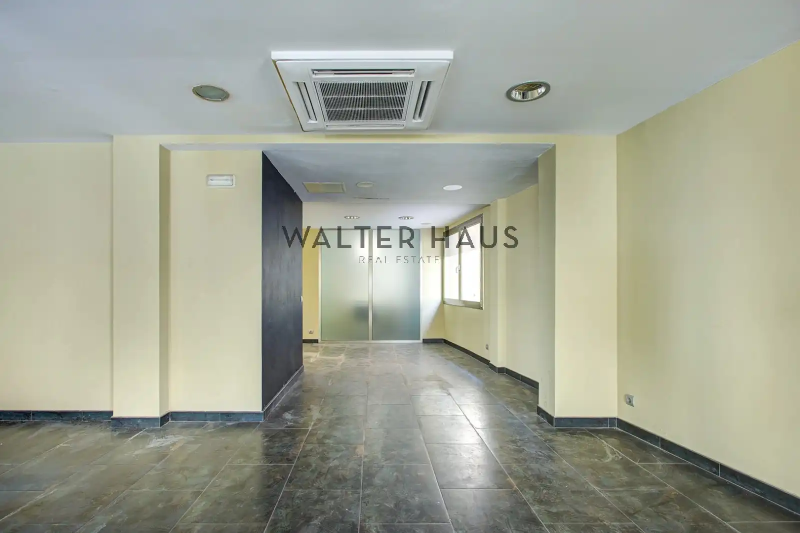 Office for sale in Barcelona  with Air Conditioner