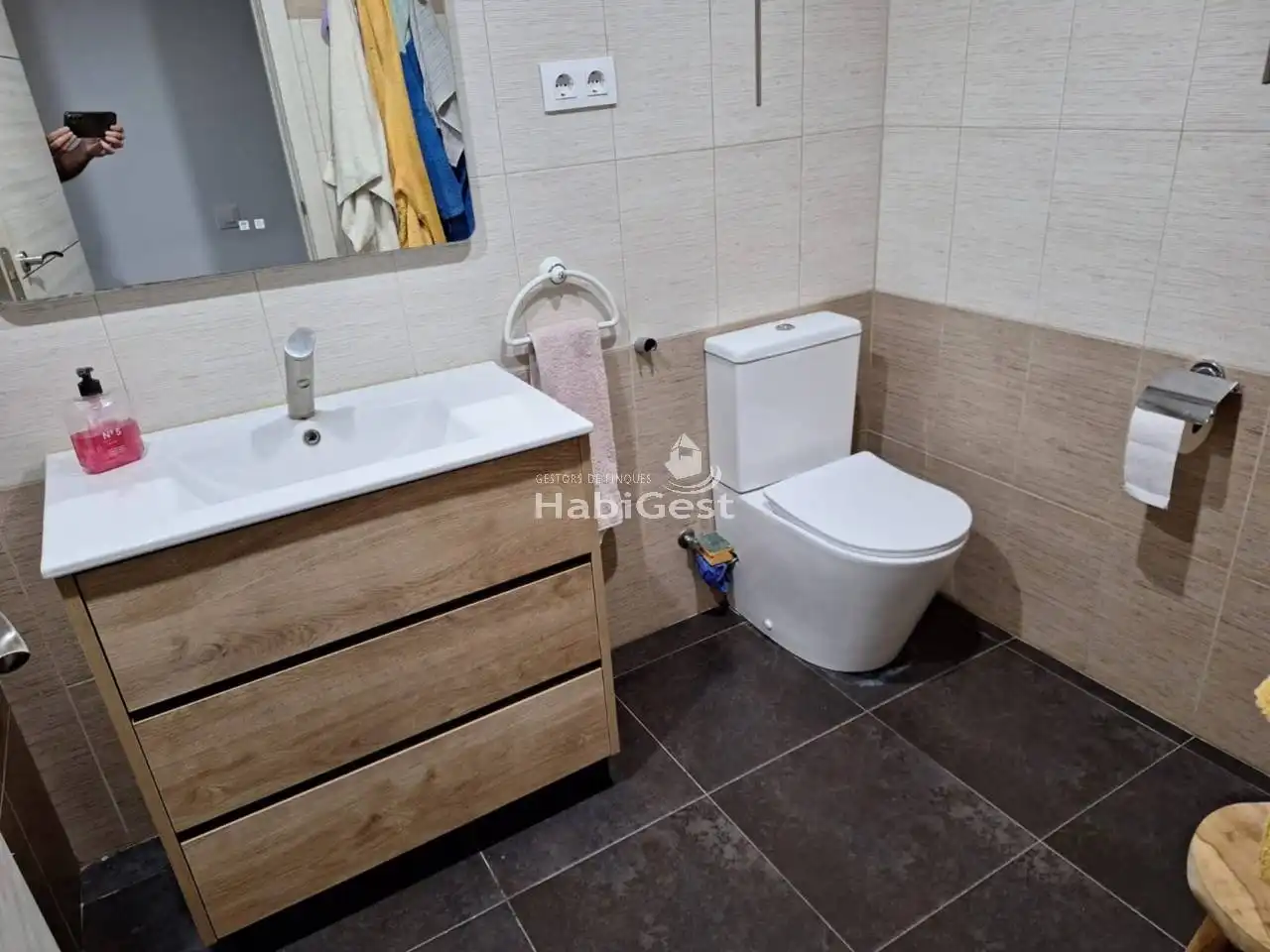 Badezimmer von Maisonette zum Verkauf in Sils mit Klimaanlage, Terrasse und Gemeinschaftspool