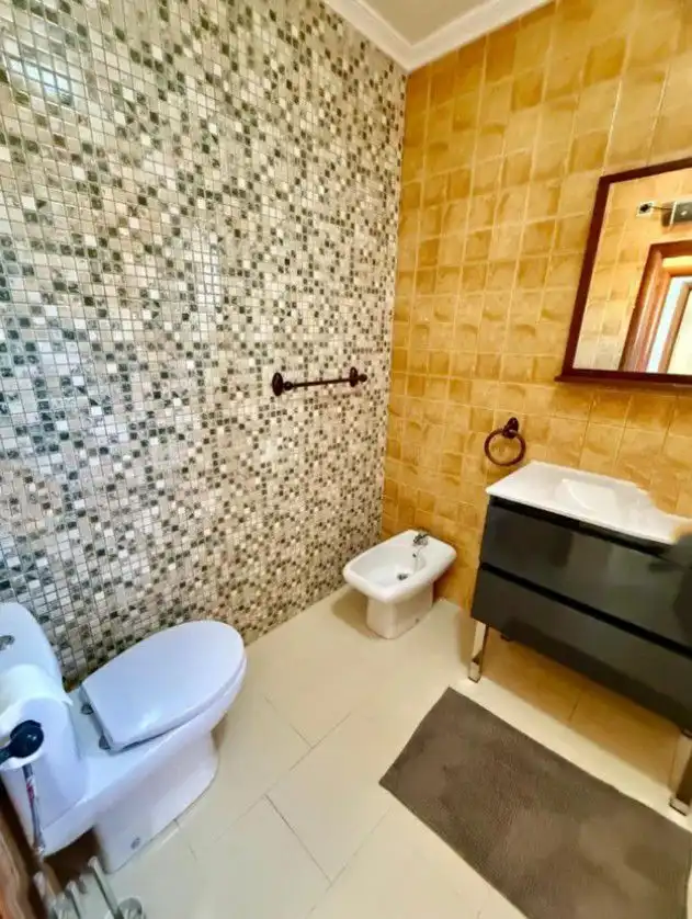 Bany de Casa o xalet de lloguer en Torrevieja amb Aire condicionat, Jardí privat i Piscina comunitària