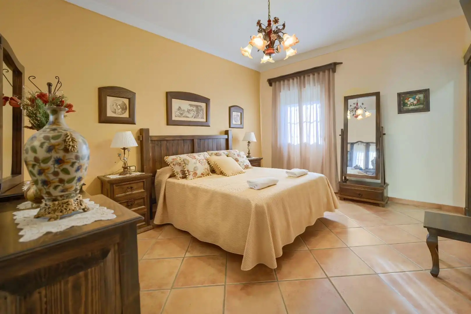 Habitación de Casa o chalet en venta en Sanlúcar la Mayor con Aire acondicionado, Calefacción y Jardín privado