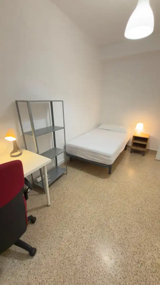 Habitación de Piso de alquiler en Granada con Aire acondicionado, Amueblado y Lavadora