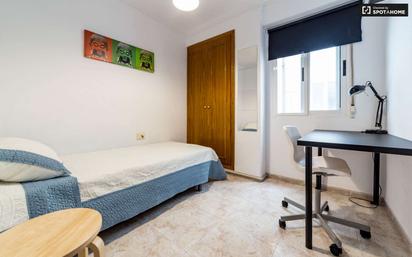 Bedroom of Flat to share in  Valencia Capital  with Air Conditioner and Terrace