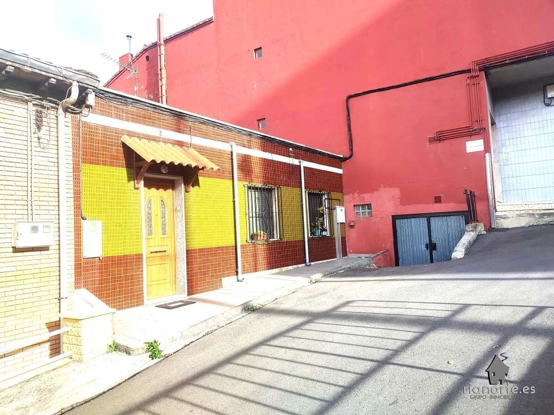 Vista exterior de Casa adosada en venda en Langreo amb Calefacció, Jardí privat i Terrassa