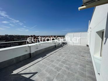 Penthouse with lift to rent in Calle Chantada