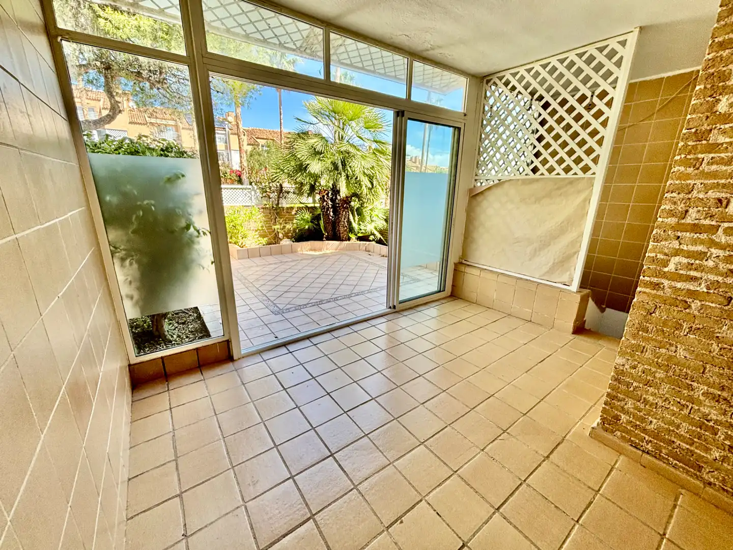 Terrasse von Einfamilien-Reihenhaus zum Verkauf in Alicante / Alacant mit Klimaanlage, Privatgarten und Terrasse