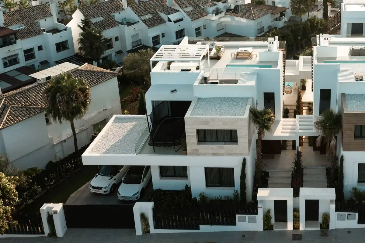 Vista exterior de Casa o xalet en venda en Marbella amb Aire condicionat, Jardí privat i Terrassa