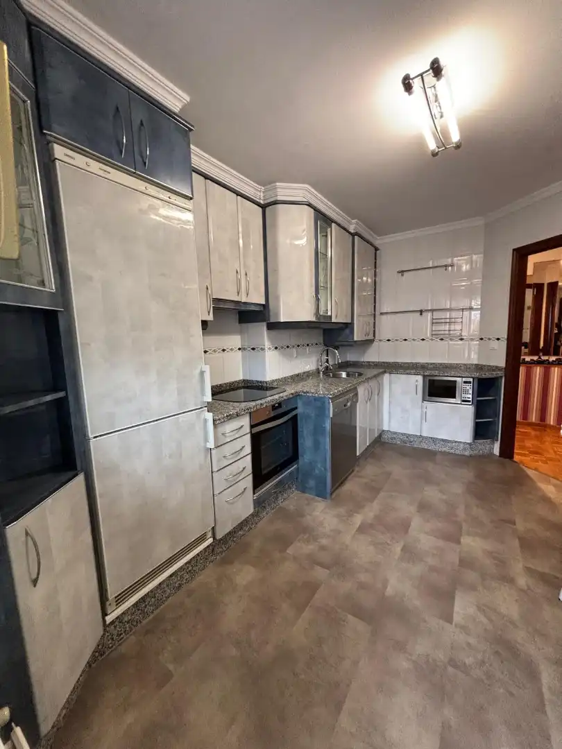 Cocina de Piso en venta en Gijón  con Calefacción, Parquet y Trastero