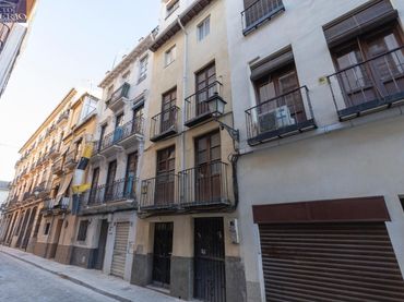 Casa amb balcó en venda a Calle CONDE DE LAS INFANTAS