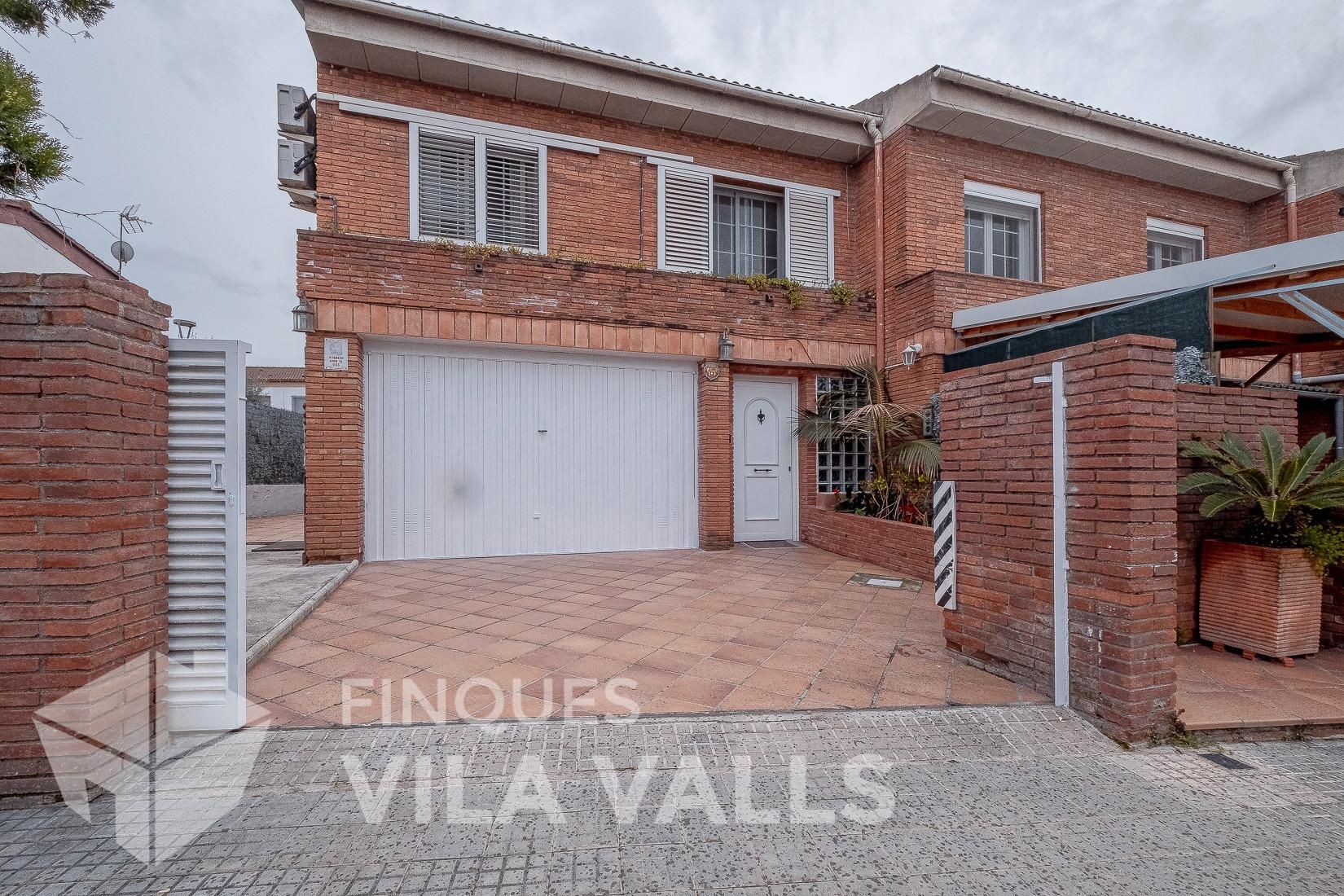 Vista exterior de Casa o xalet en venda en Palau-solità i Plegamans amb Calefacció, Jardí privat i Parquet