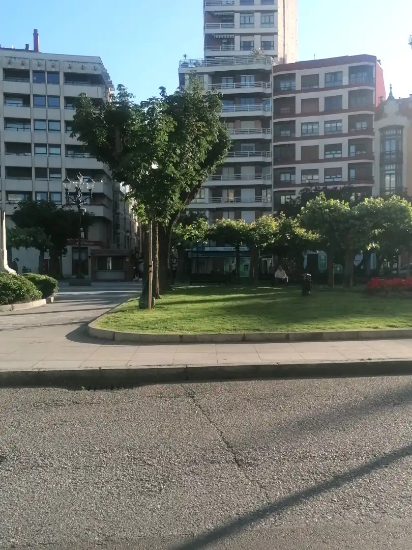 Außenansicht von Wohnung zur Miete in Gijón  mit Heizung, Parkett und Terrasse