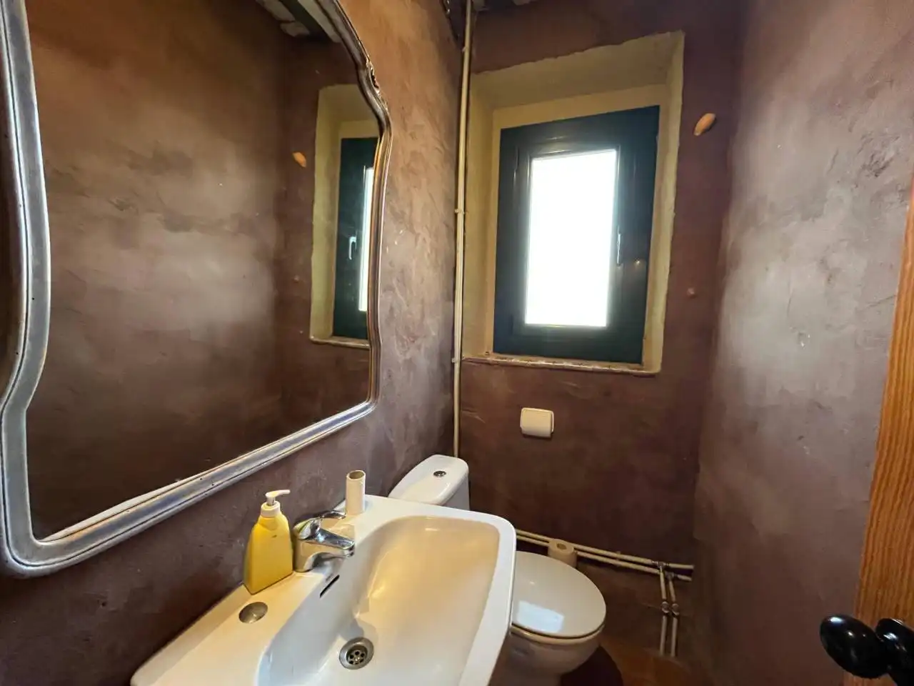 Baño de Finca rústica de alquiler en Aiguaviva con Calefacción, Jardín privado y Terraza