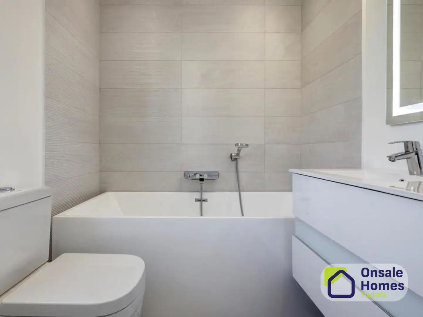 Bany de Casa o xalet en venda en Marbella amb Aire condicionat, Jardí privat i Terrassa