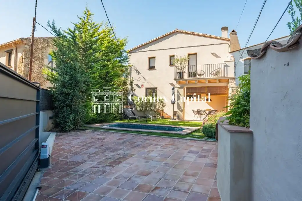 Vista exterior de Casa o chalet en venta en La Bisbal d'Empordà con Aire acondicionado, Calefacción y Jardín privado