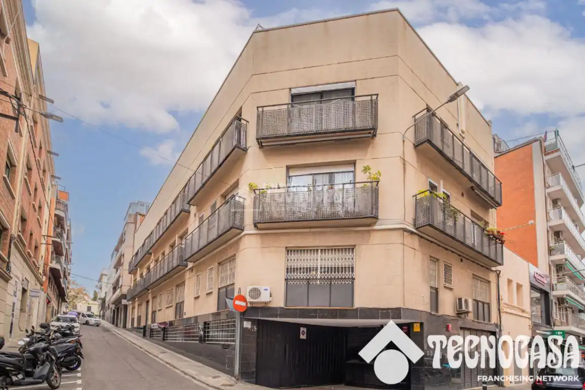 Vista exterior de Piso en venta en Santa Coloma de Gramenet con Calefacción y Terraza