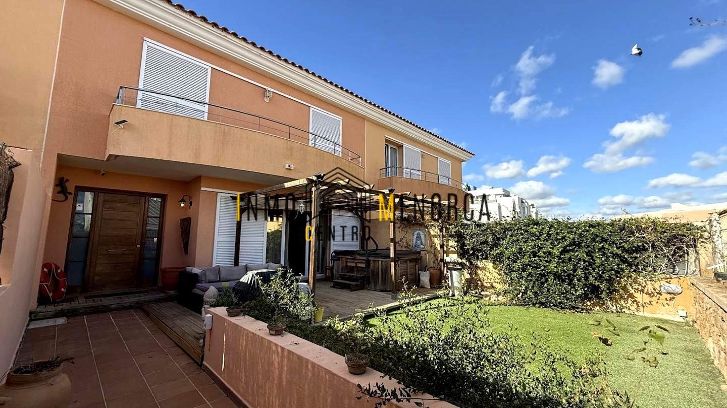 Exterior view of Single-family semi-detached for sale in Es Castell  with Air Conditioner, Private garden and Terrace