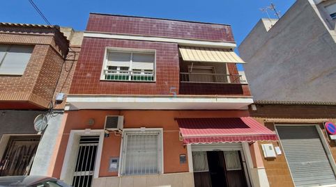 Esta gran casa tradicional española se encuentra en el corazón de Rojales, ofreciendo 5 habitaciones dobles, 2 baños completos, un