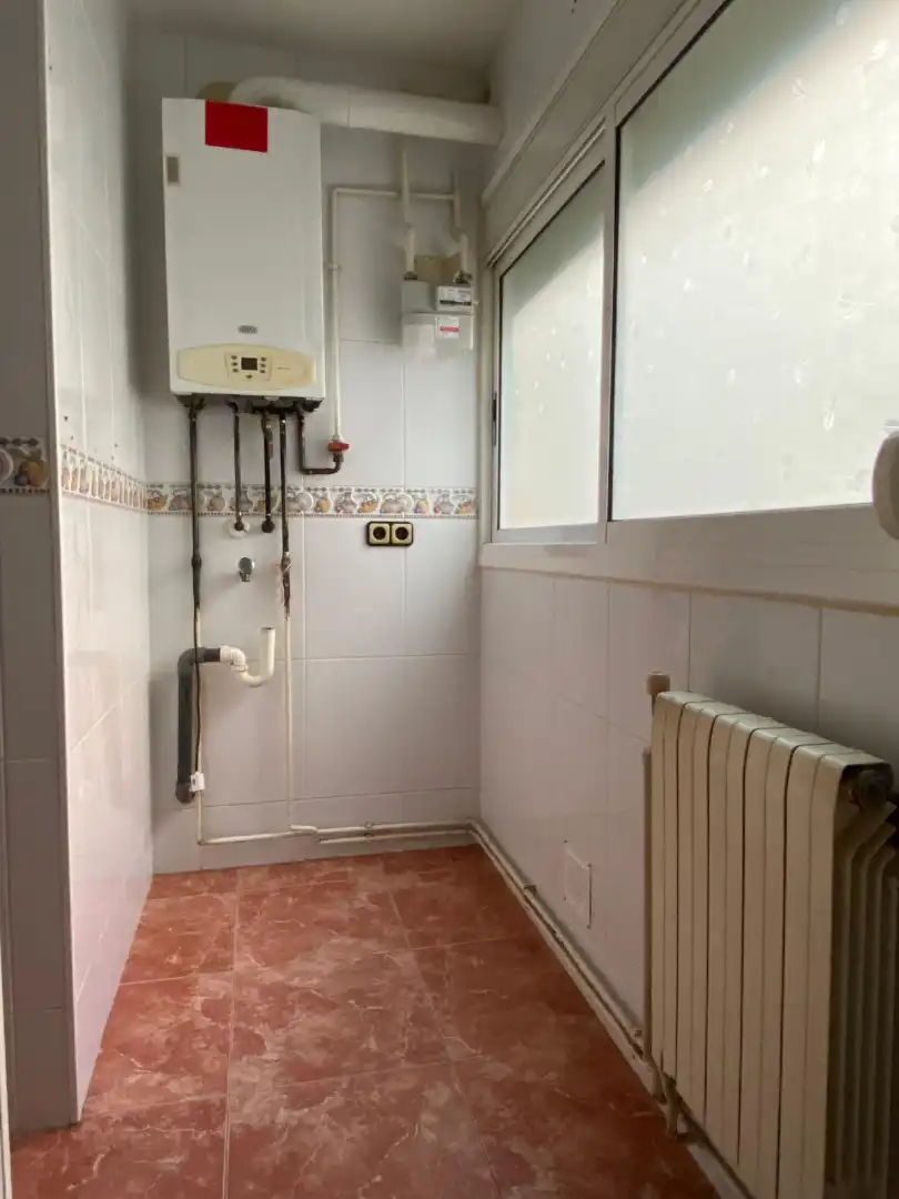 Badezimmer von Wohnung zum Verkauf in Tarragona mit Heizung, Ofen und Balkon