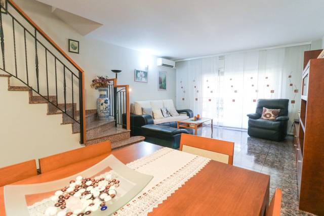 Casa adosada en Venta en Carrer Major en Castell - Poble Vell