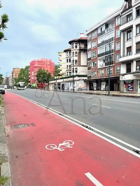 Vista exterior de Pis en venda en Bilbao  amb Calefacció