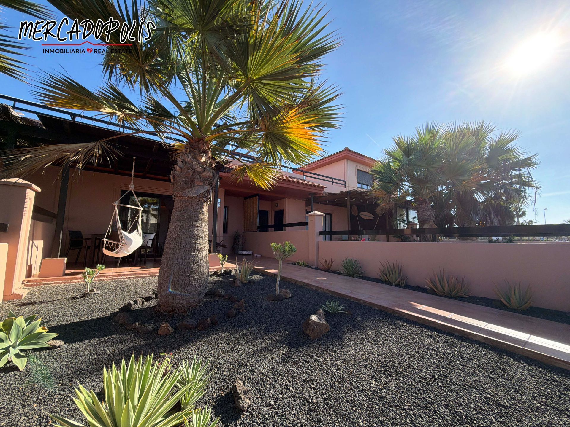 Vista exterior de Casa adosada en venda en La Oliva amb Jardí privat, Terrassa i Moblat