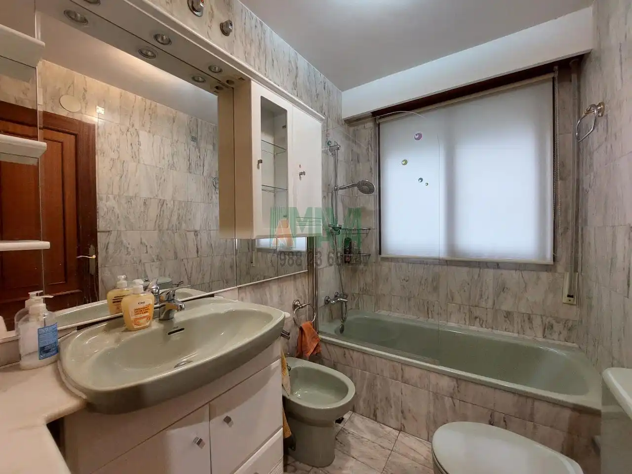 Baño de Piso de alquiler en Ourense Capital  con Calefacción, Parquet y Amueblado