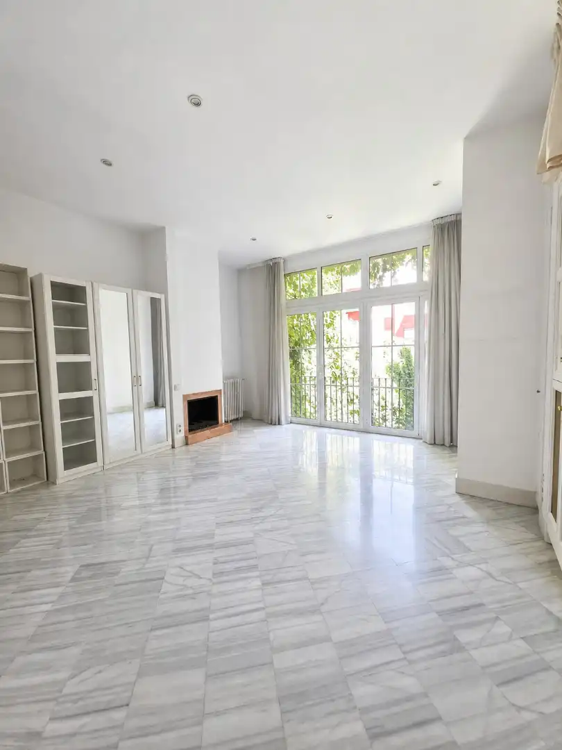 Sala d'estar de Casa adosada en venda en Barcelona amb Calefacció, Jardí privat i Terrassa