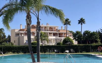 Vista exterior de Apartament en venda en Estepona amb Aire condicionat, Terrassa i Piscina comunitària